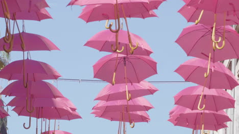 Blick-Auf-Rosafarbene-Regenschirme,-Die-Im-Rosa-Oktober-In-Den-Straßen-Von-Montpellier-Aufgehängt-Sind
